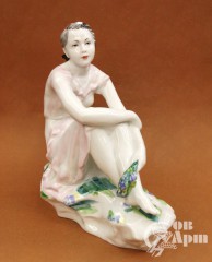 Скульптура "Девушка с букетом"